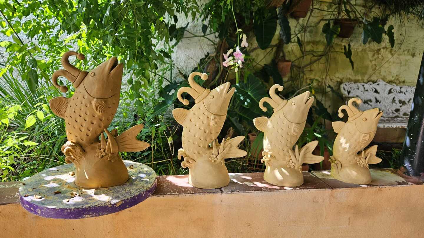 Os trof&eacute;is do carnaval pantaneiro em Coxim, criados por Robertson. Foto: Arquivo pessoal