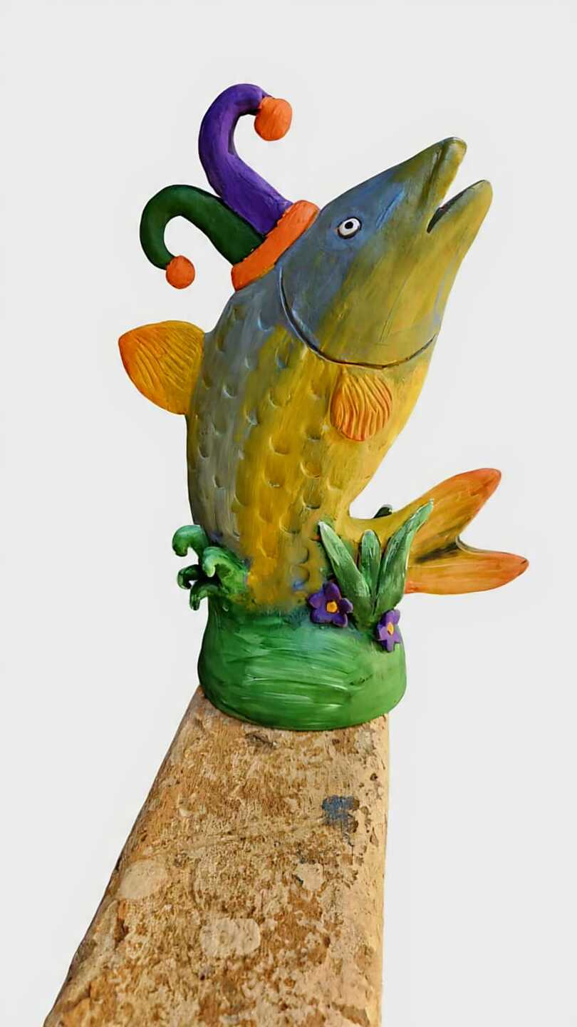 O trof&eacute;u criado por Robertson Isan Vieira para o Carnaval 2026 em Coxim. Foto: Arquivo pessoal