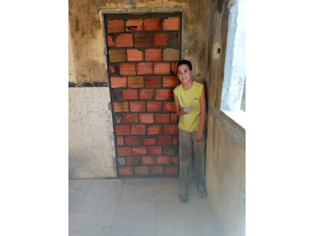 Hudson come&ccedil;ou a fazer pequenos servi&ccedil;os na constru&ccedil;&atilde;o civil desde muito jovem. Foto: arquivo da fam&iacute;lia