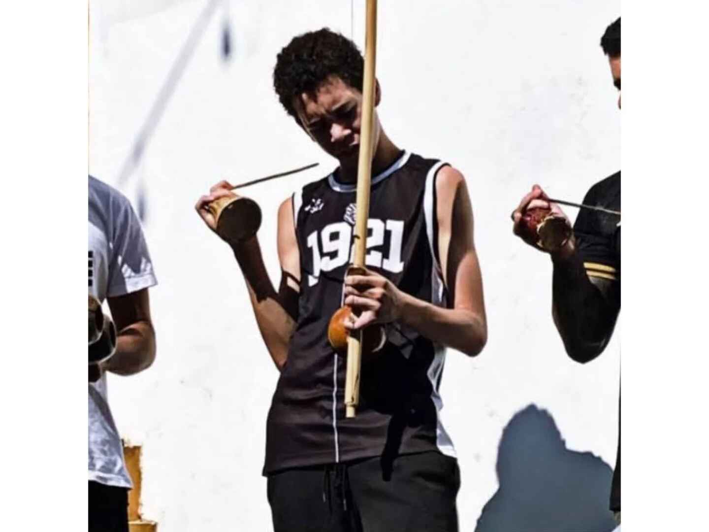 Sagu toca berimbau em apresenta&ccedil;&atilde;o de capoeira. Foto: arquivo da fam&iacute;lia