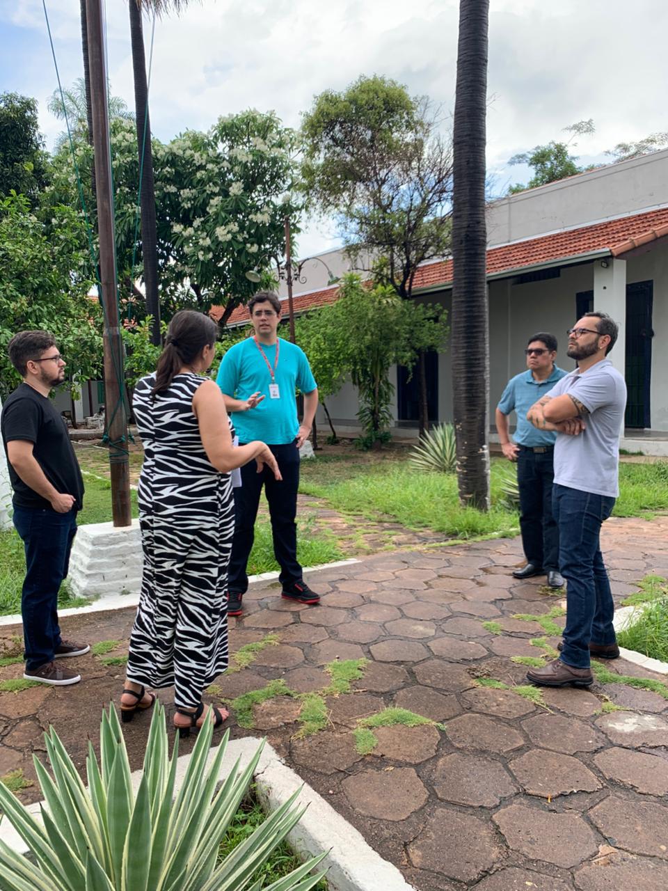 Jo&atilde;o, &agrave; direita da imagem, de camisa roxa, em reuni&atilde;o com respons&aacute;veis pela Casa do Artes&atilde;o, pessoal da UNESCO e t&eacute;cnicos do IPHAN-MS. Foto: Arquivo pessoal