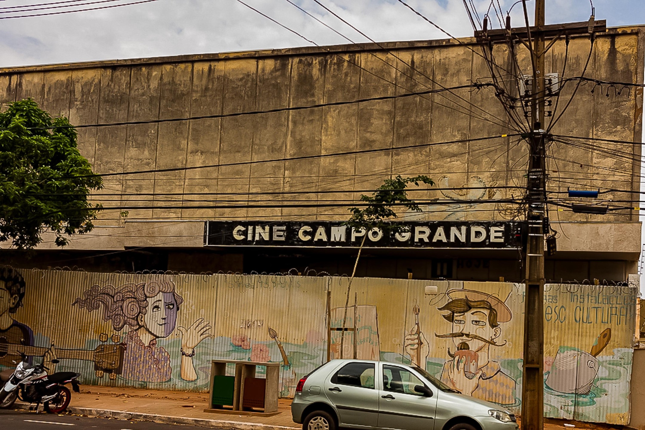 O Sesc MS terminou de sucatear o Cine Campo Grande antes de colocar o pr&eacute;dio a leil&atilde;o. Foto: Tero Queiroz