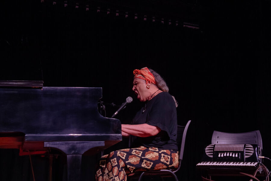 (8.out.24)  Lenilde mescla o uso de piano e sanfona em apresenta&ccedil;&atilde;o. Foto: Tero Queiroz