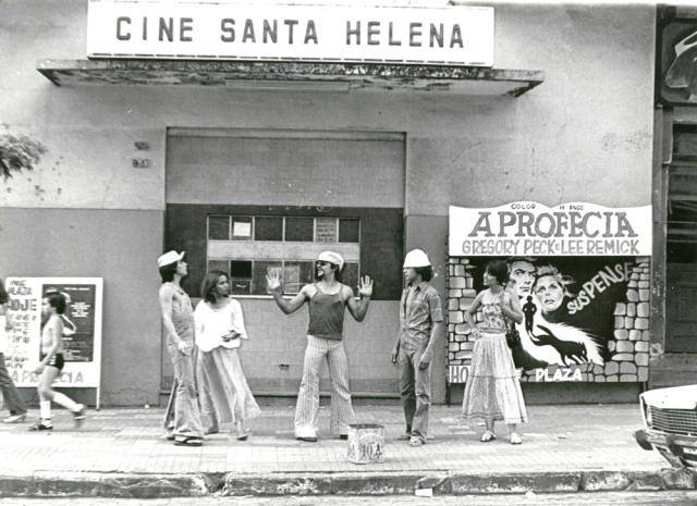 Uma performance teatral em frente ao Cine Santa Helena, na Dom Aquino, centro. Pe&ccedil;a 'Foi no Belo Sul Mato Grosso'. Texto: Cristina Mato Grosso/dire&ccedil;&atilde;o: Am&eacute;rico Americo Calheiros