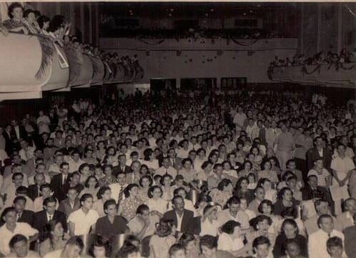 Imagem do Cine Rialto lotado durante uma de suas sess&otilde;es. Era considerado um cinema de elite. Foto: Arquivo