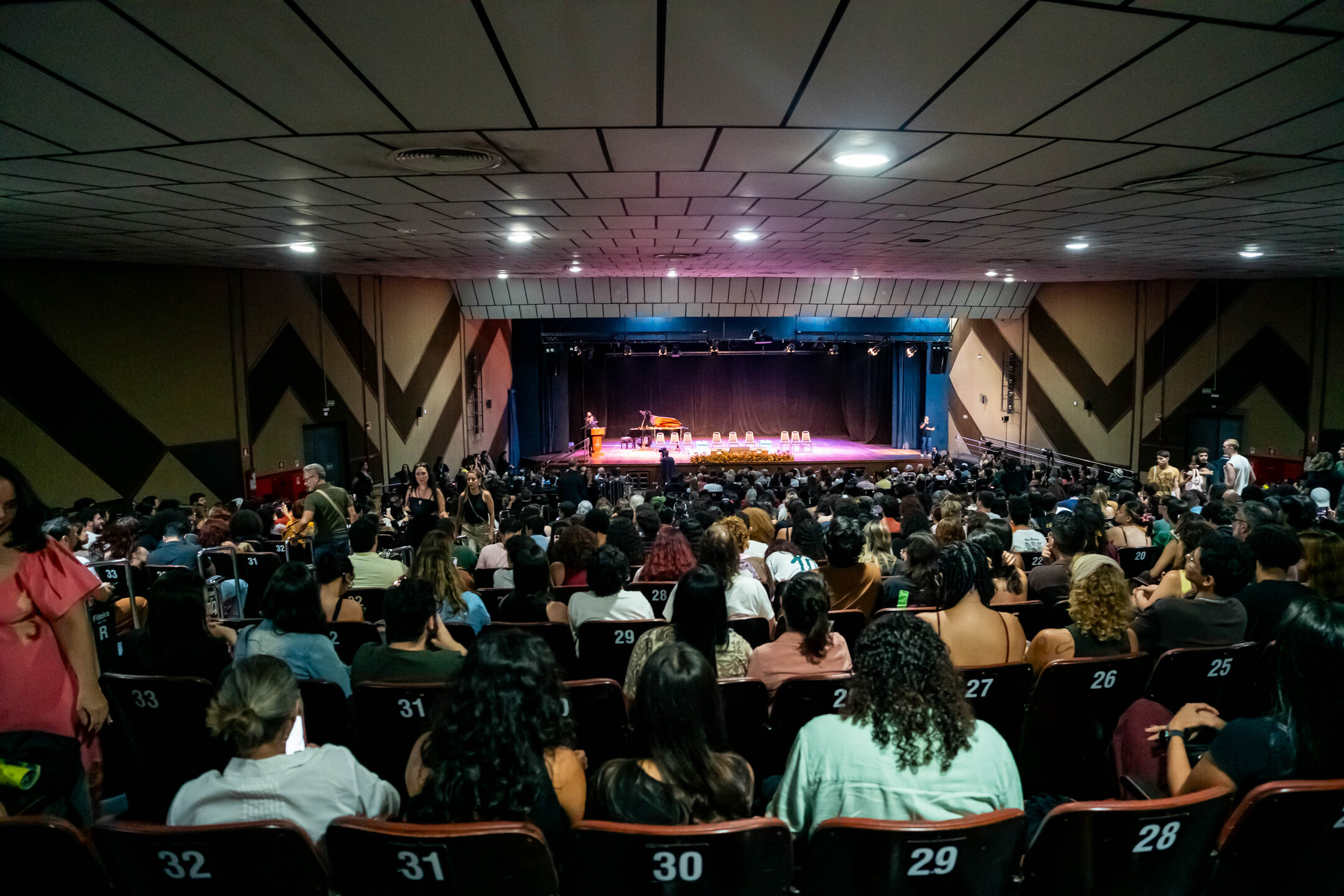 (26.mar.26)  A presen&ccedil;a de Ney Matogrosso faz o Teatro Glauce Rocha ficar pequeno diante da multid&atilde;o que compareceu &agrave; abertura do FestJuv. Foto: Tero Queiroz