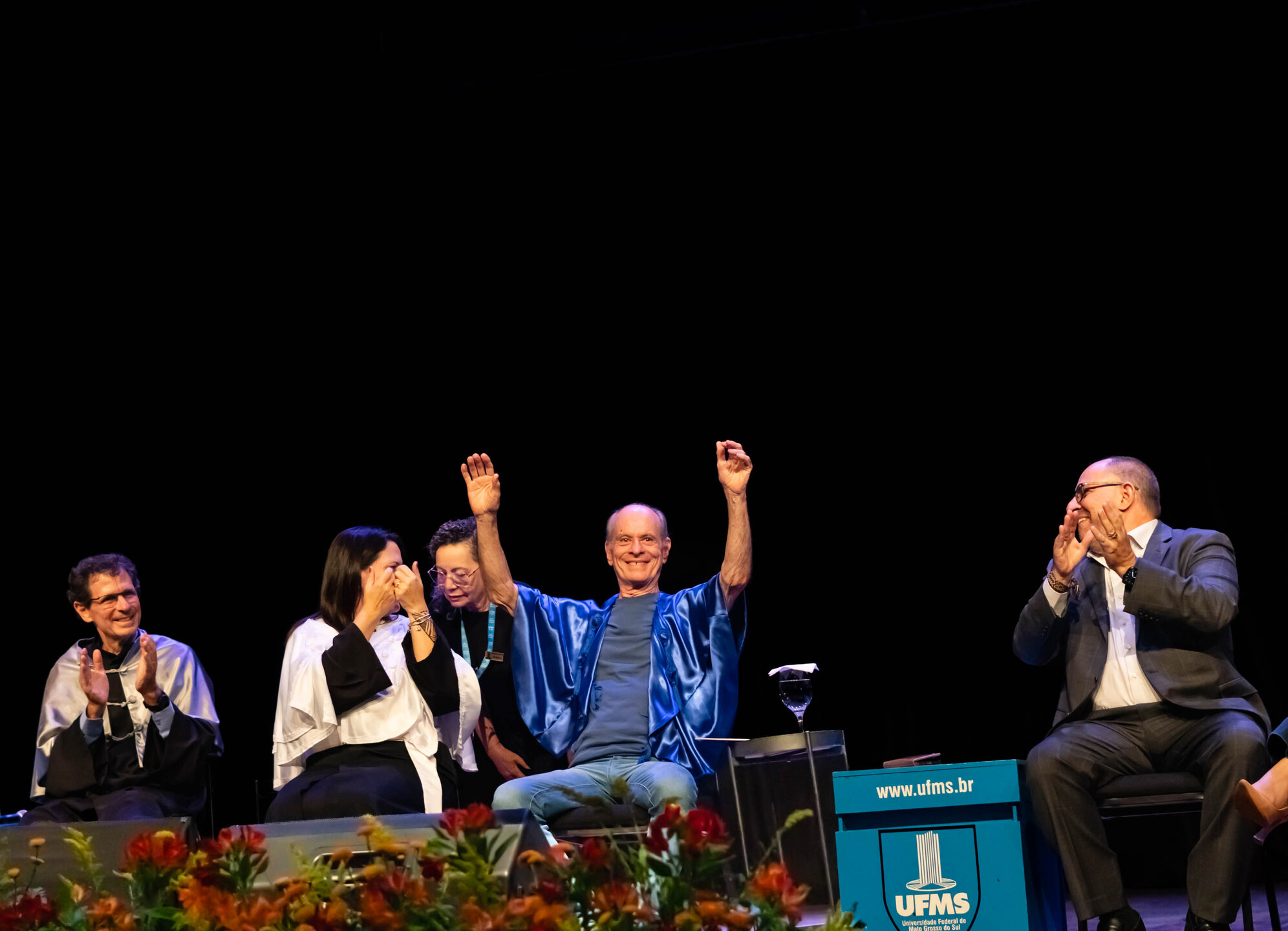 (26.mar.26)  Ney Matogrosso acena para multid&atilde;o de f&atilde;s durante ova&ccedil;&atilde;o &agrave; sua presen&ccedil;a no Teatro Glauce Rocha. Foto: Tero Queiroz