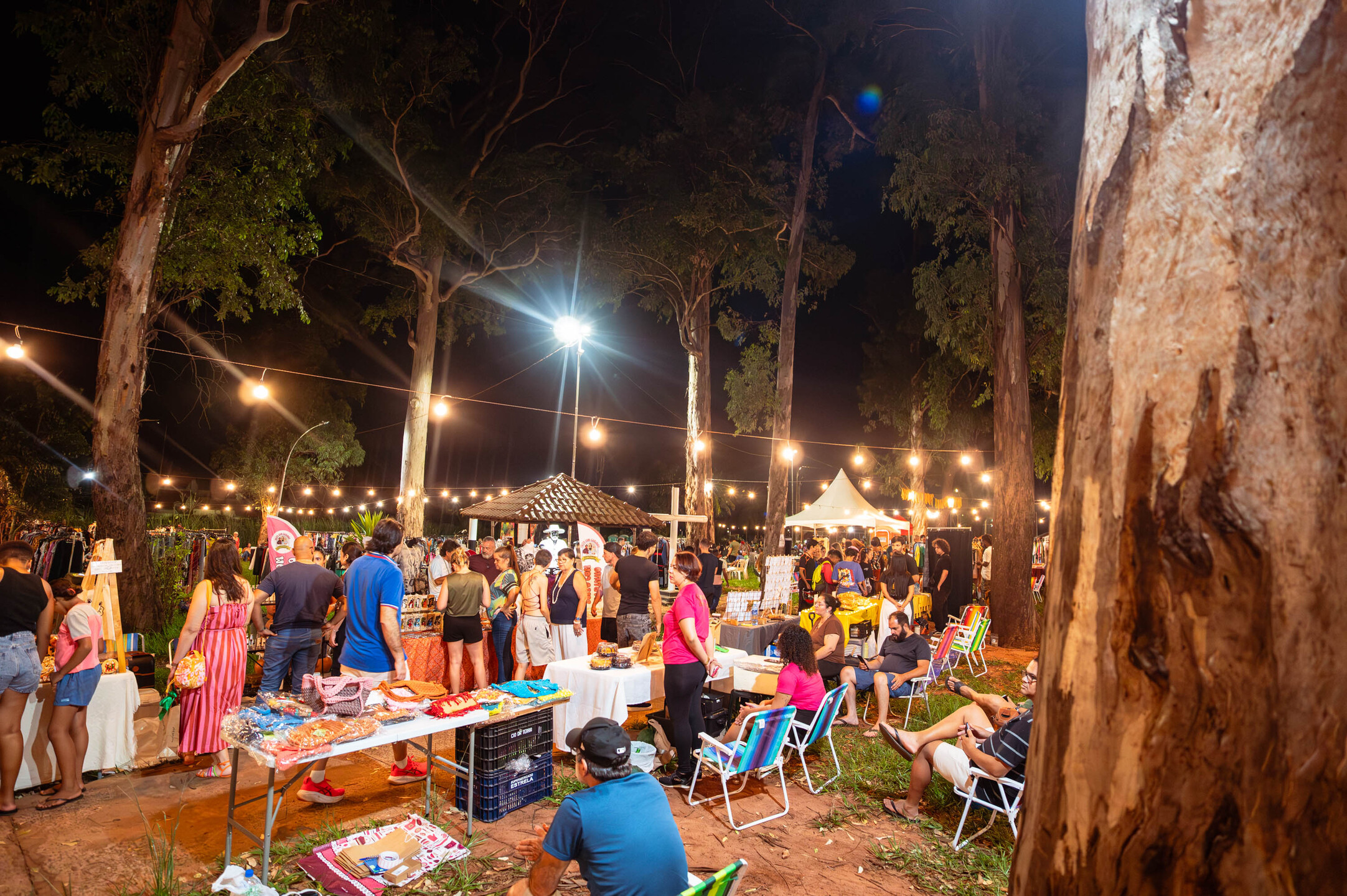 (7.mar.26)  Feira Ziriguidum na Pra&ccedil;a do Preto Velho, em Campo Grande (MS). Foto: Tero Queiroz