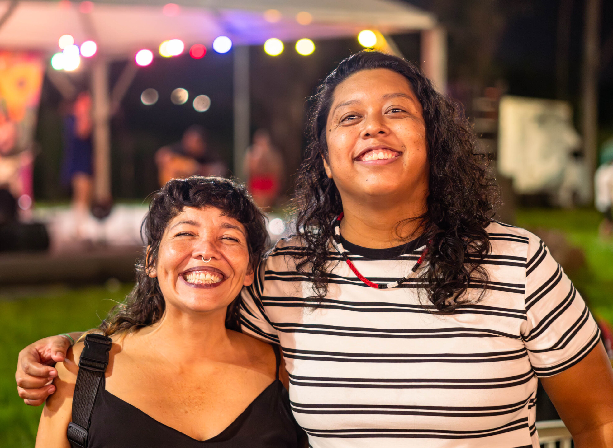 (7.mar.2026)  Berbela Mortiz (esq.) e a namorada Susan Eloy durante a 31&ordf; edi&ccedil;&atilde;o da Feira Ziriguidum. Foto: Tero Queiroz