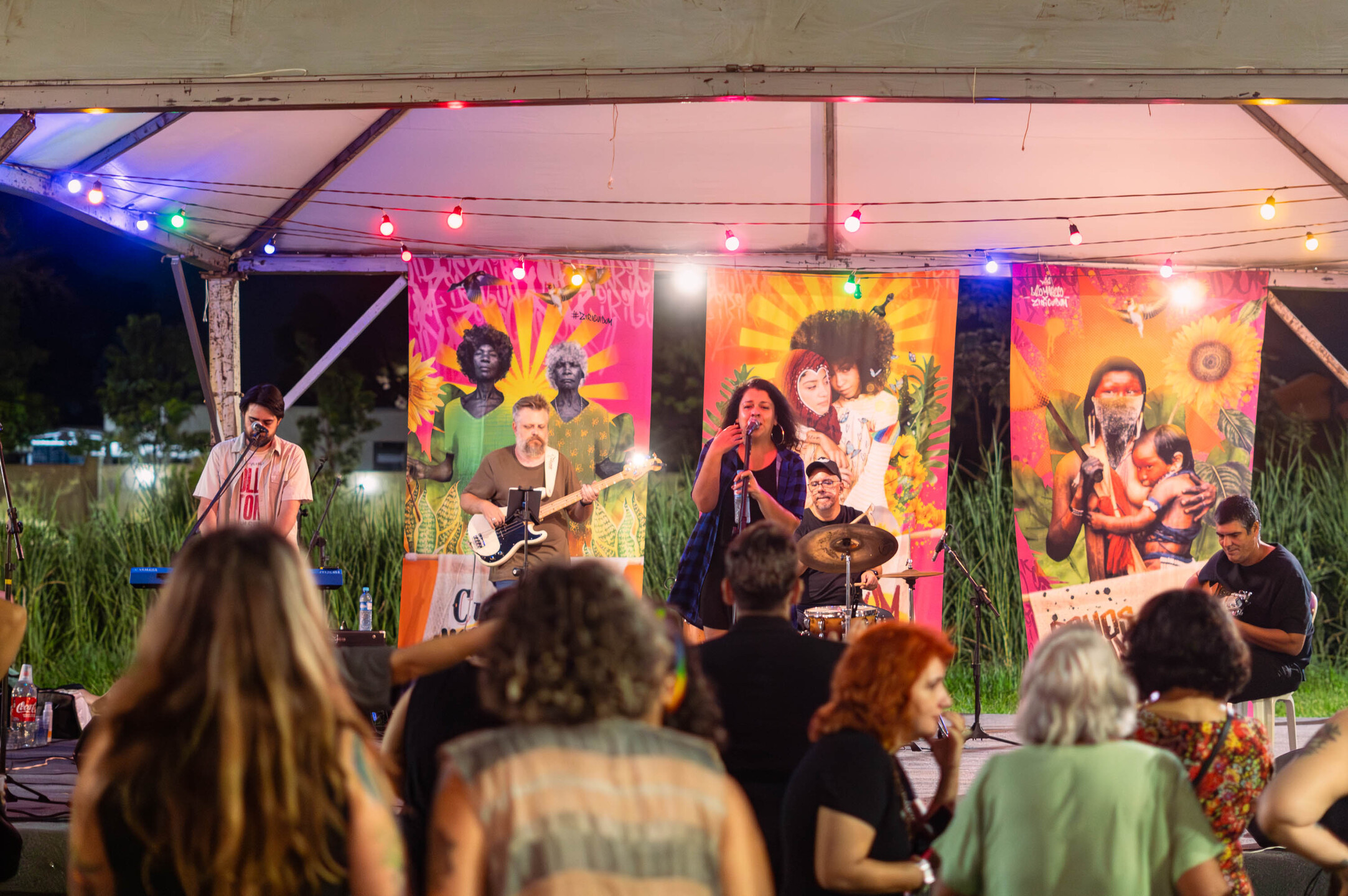 (7.mar.26)  Erika Esp&iacute;ndola durante show na 31&ordf; edi&ccedil;&atilde;o da Feira Ziriguidum, realizada na Pra&ccedil;a do Preto Velho, em Campo Grande (MS). Foto: Tero Queiroz