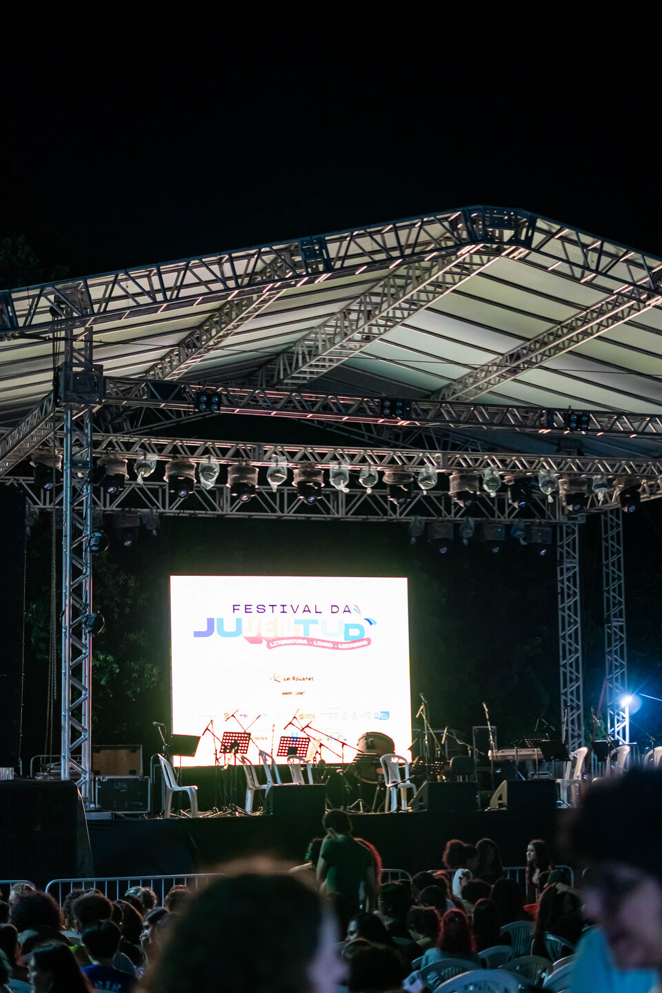 (26.mar.26)  Palco com painel de LED foi montado no p&aacute;tio em frente ao Teatro Glauce Rocha para o p&uacute;blico que n&atilde;o conseguiu ingresso para assistir ao show no teatro. Foto: Tero Queiroz