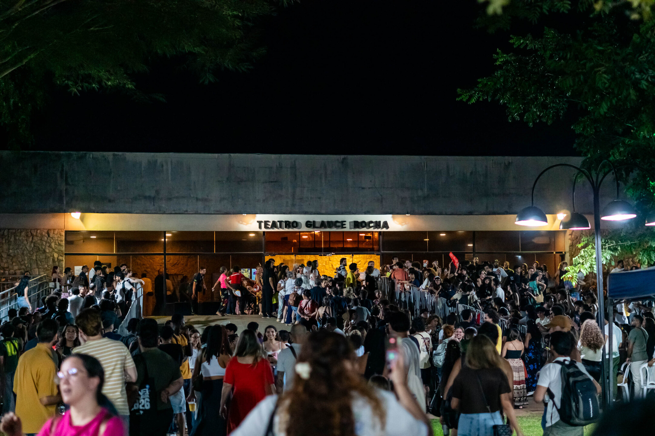 (26.mar.26)  Multid&atilde;o comparece &agrave; abertura do FestJuv e &agrave; palestra-show de Ney Matogrosso no Teatro Glauce Rocha. Foto: Tero Queiroz
