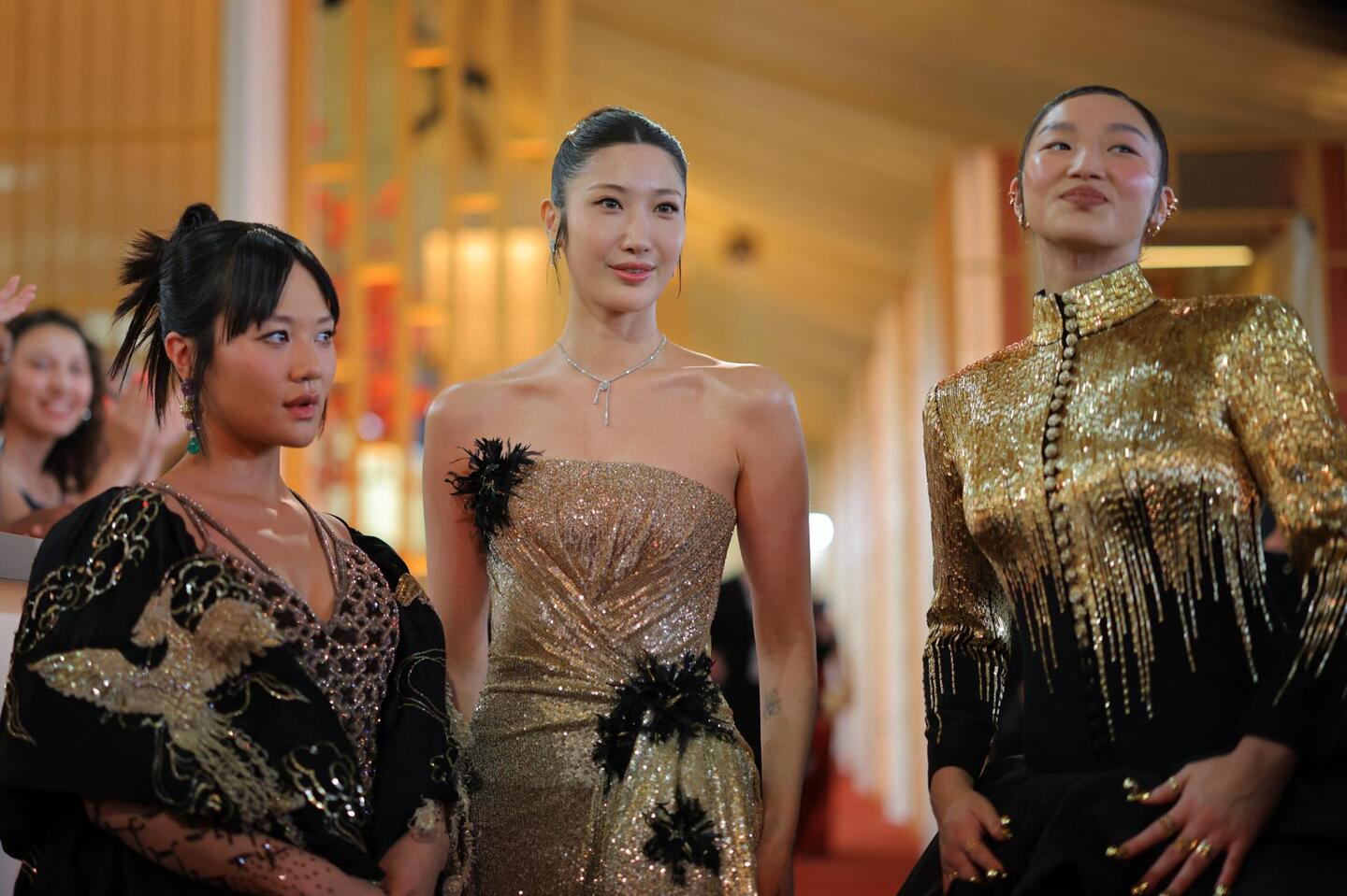 Da esquerda para a direita, Rei Ami, Ejae e Audrey Nuna posam no tapete vermelho durante a chegada dos convidados ao 98&ordm; Oscar, em Los Angeles, Calif&oacute;rnia, no domingo (hor&aacute;rio local). Reuters-Yonhap