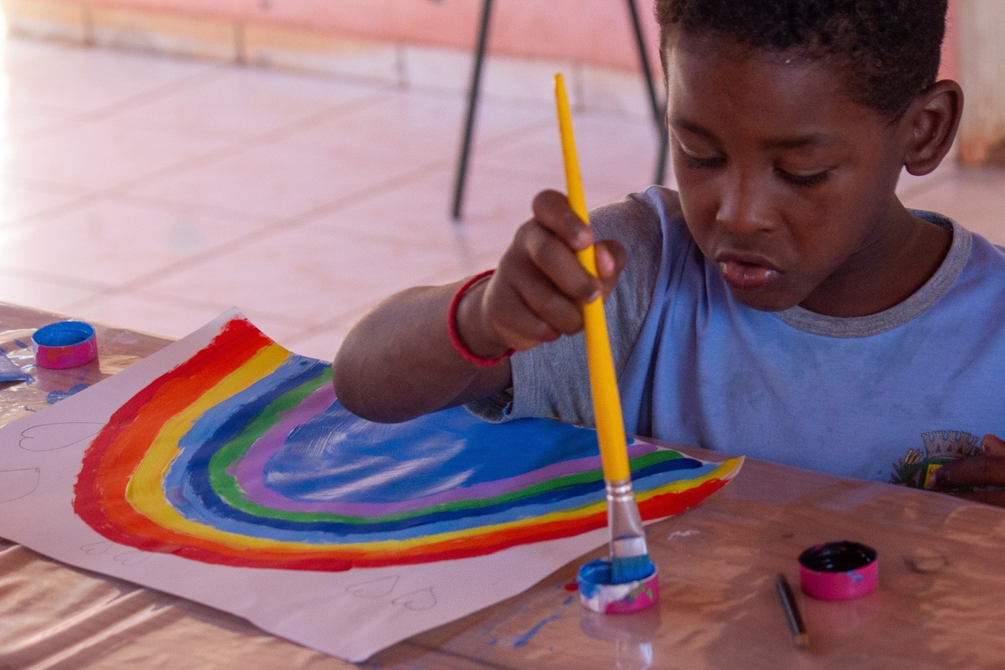 Pintura sendo realizada no projeto | Foto: Cec&iacute;lia Hanna