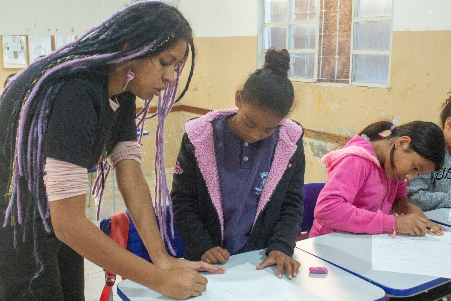 Professora e aluna no projeto 'Reafirmando Territ&oacute;rios' | Foto: Cec&iacute;lia Hanna