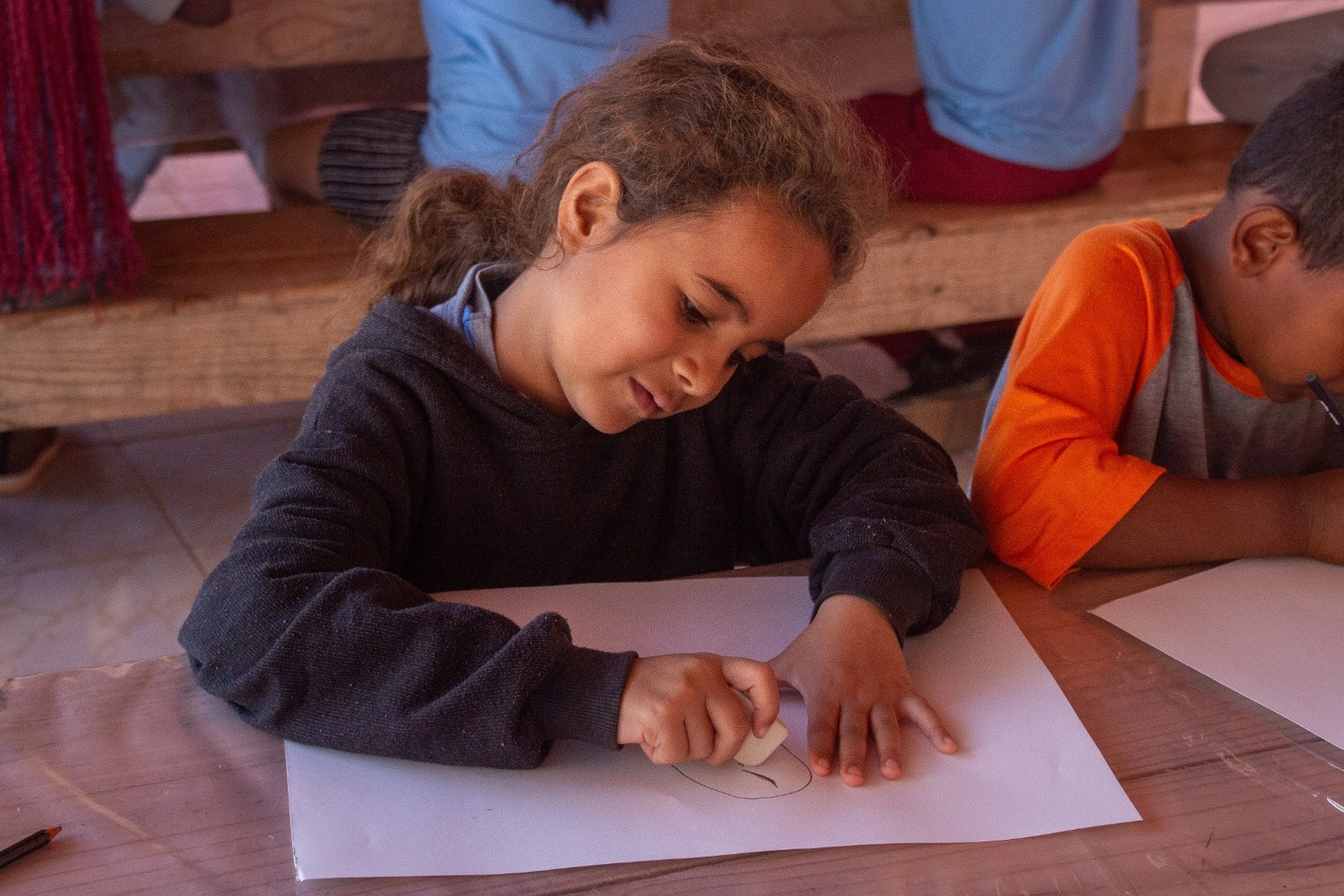 Atividade de pintura | Foto: Cec&iacute;lia Hanna