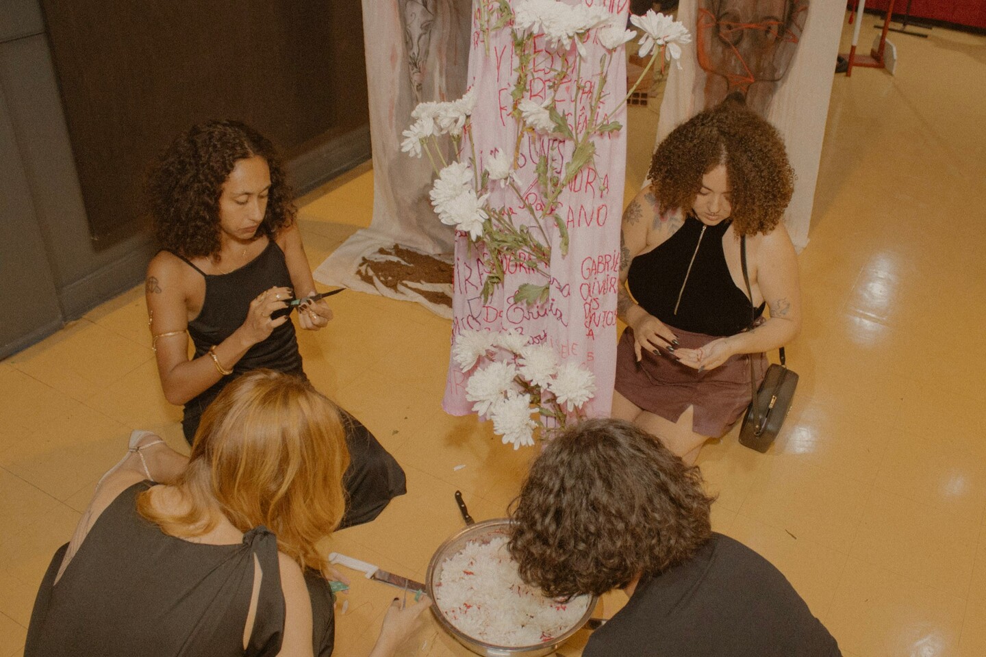 Artistas na produ&ccedil;&atilde;o das obras | Foto: Guta Lima e Hanna De Souza