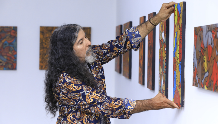 Nonatto Coelho organizando suas obras | Foto: F&aacute;bio Lima 