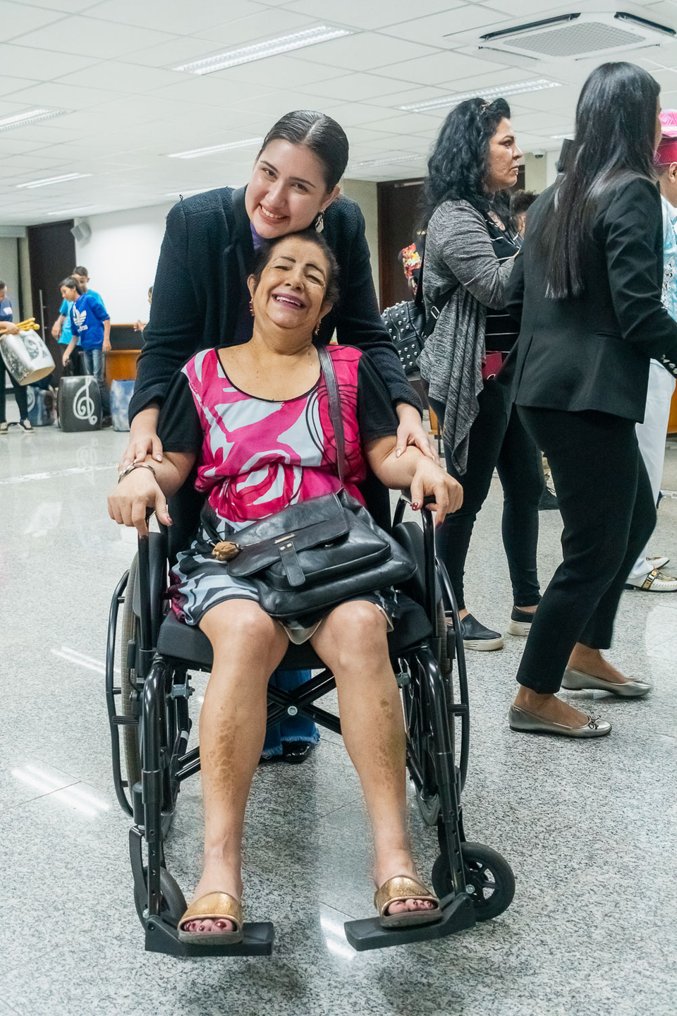 Beth Terras e Giovanna Zottino na audi&ecirc;ncia em prol de uma lei que solucione o abandono aos artistas idosos de MS. Foto: Tero Queiroz