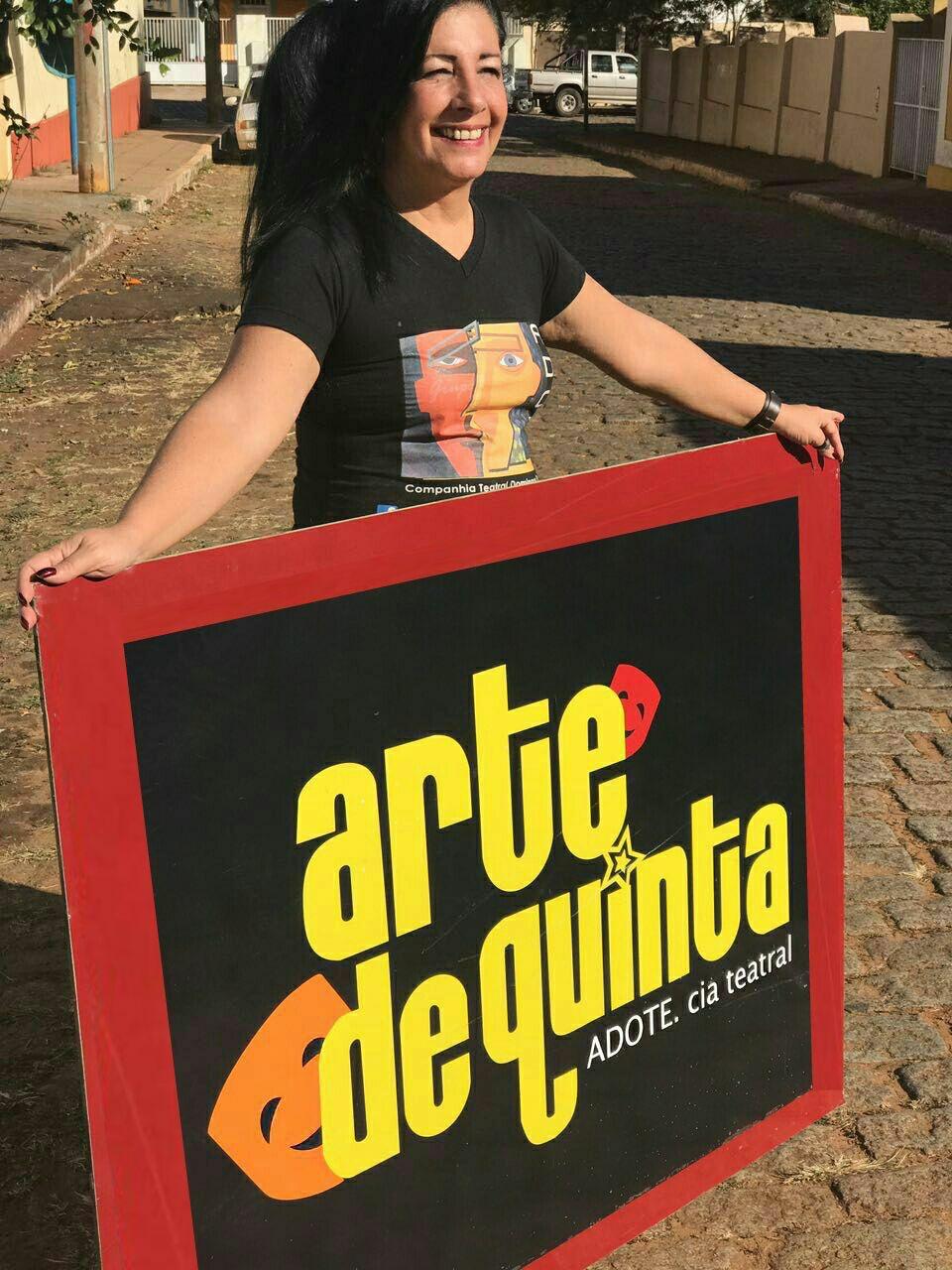 Fundadora do grupo ADOTE, Beth Terras, segura cartaz de an&uacute;ncio ao espet&aacute;culo 'Arte de Quinta'. Foto: Arquivo/ Adote