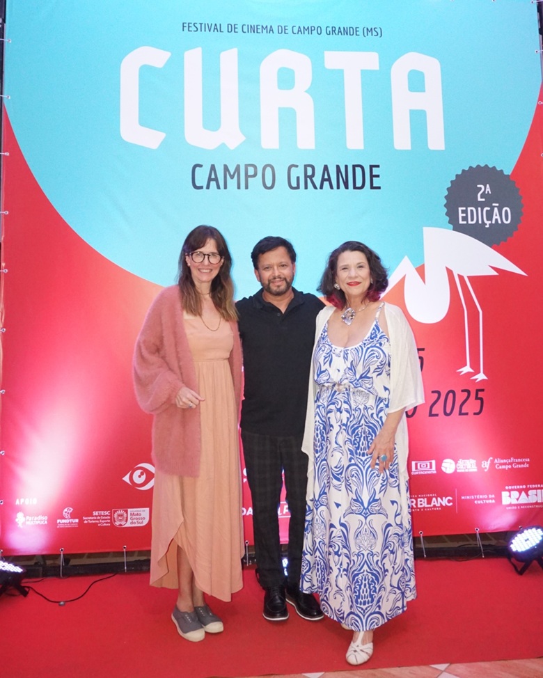 Dannon Lacerda (diretor do festival), Bianca Machado (dire&ccedil;&atilde;o de produ&ccedil;&atilde;o) e Carol D&oacute;ria (dire&ccedil;&atilde;o de comunica&ccedil;&atilde;o), durante a 2&ordf; edi&ccedil;&atilde;o do Curta Campo Grande, realizada na Esta&ccedil;&atilde;o Cultural Teatro do Mundo. Foto: Reprodu&ccedil;&atilde;o
