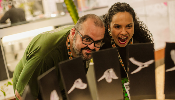 Brinquedosc&oacute;pio - Camila Nunes e Jo&atilde;o Paulo Alves (JP), Idealizadores da exposi&ccedil;&atilde;o | Foto:Divulga&ccedil;&atilde;o