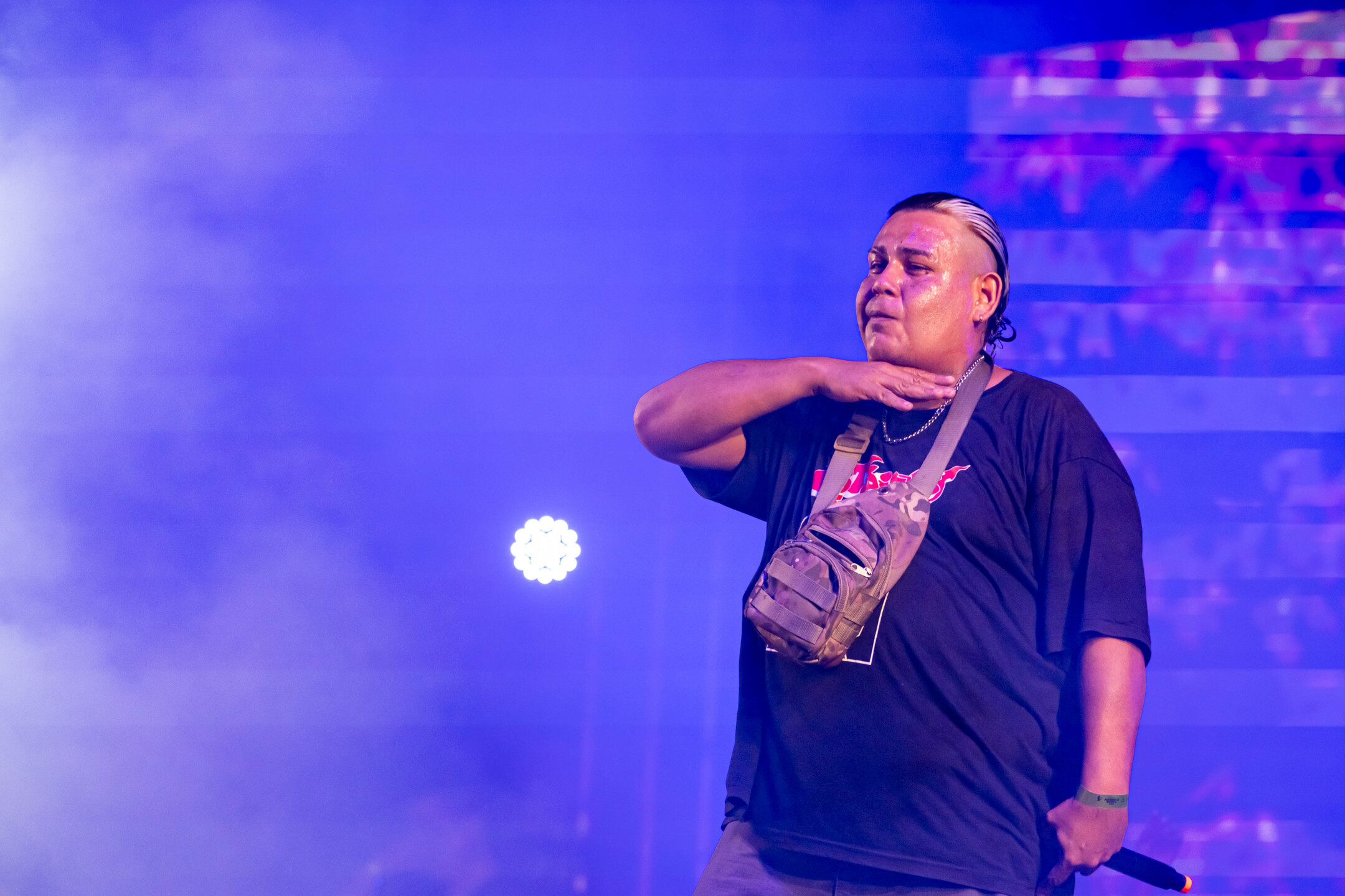 (16.mai.26) - Big Jhow protesta em defesa do hip-hop durante show no Palco Am&eacute;rica, no Porto Geral de Corumb&aacute; (MS), durante a 19&ordf; edi&ccedil;&atilde;o do Festival Am&eacute;rica do Sul (FAS). Foto: Tero Queiroz