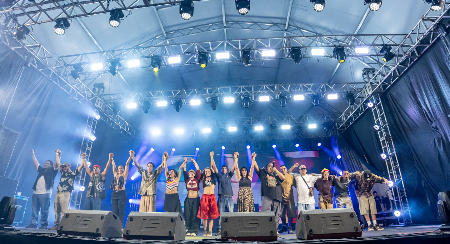(16.mai.26) - Big Jhow se apresenta com b-boys e b-girs em protesto pelo breaking e as batalhas de rima corumbaenses. Foto: Tero Queiroz 