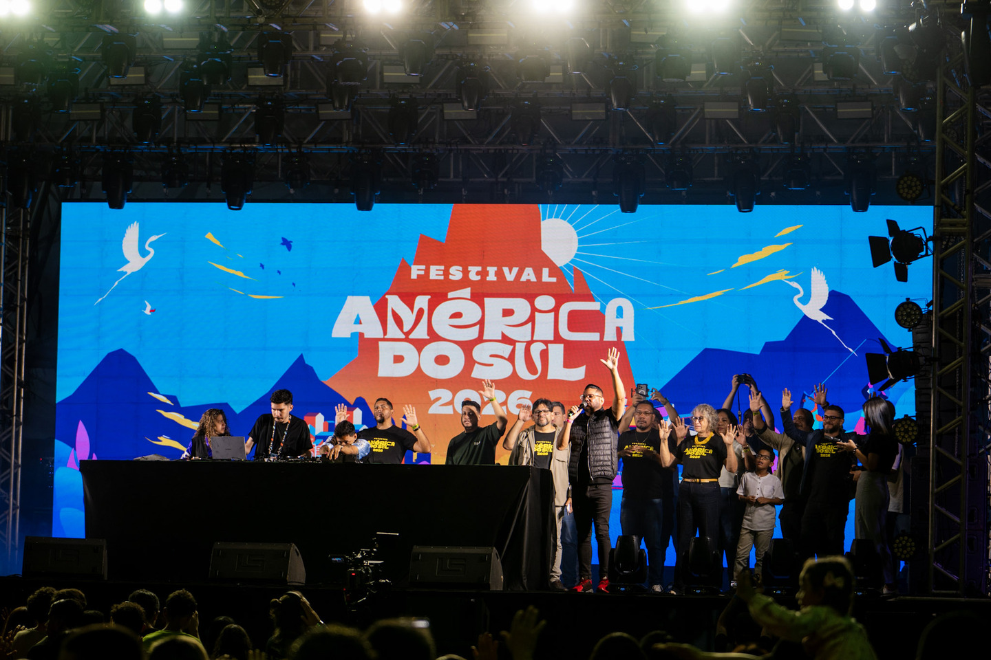 (14.mai.26)  Antes da apresenta&ccedil;&atilde;o de PV, pastores liderados por Wilton Melo Acosta fizeram uma ora&ccedil;&atilde;o evang&eacute;lica no palco do Festival Am&eacute;rica do Sul. Foto: Tero Queiroz
