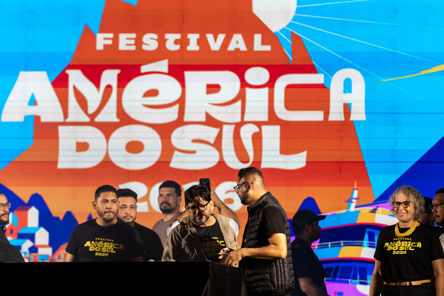 (14.mai.26) - O pastor condenado, Wilton Melo Acosta, atual presidente do Conselho Estadual de Pastores de Mato Grosso do Sul, vestindo a camiseta e no palco do Festival Am&eacute;rica do Sul em Corumb&aacute; (MS). Foto: Tero Queiroz 