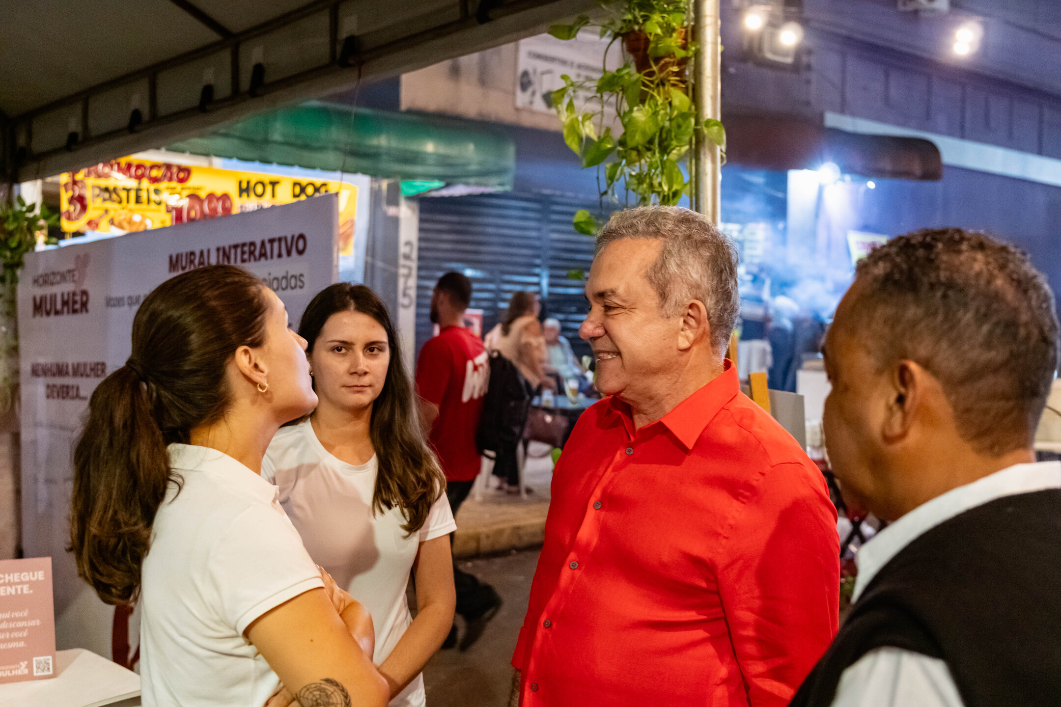 (30.mai.26) - Vander Loubet visita barracas na feira criativa da 1&ordf; Revoada Cultural de Campo Grande (MS). Foto: Tero Queiroz