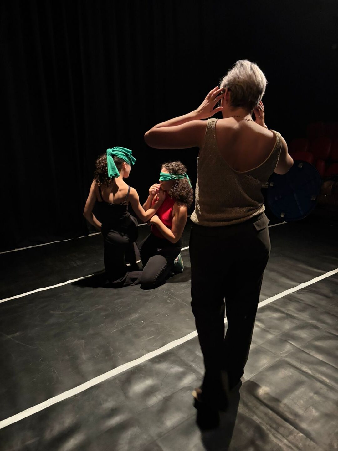 A preparadora Ligia Tristão Prieto conduzindo as bailarinas Irys e Nathália. Foto: Divulgação | Ligia Tristão Prieto