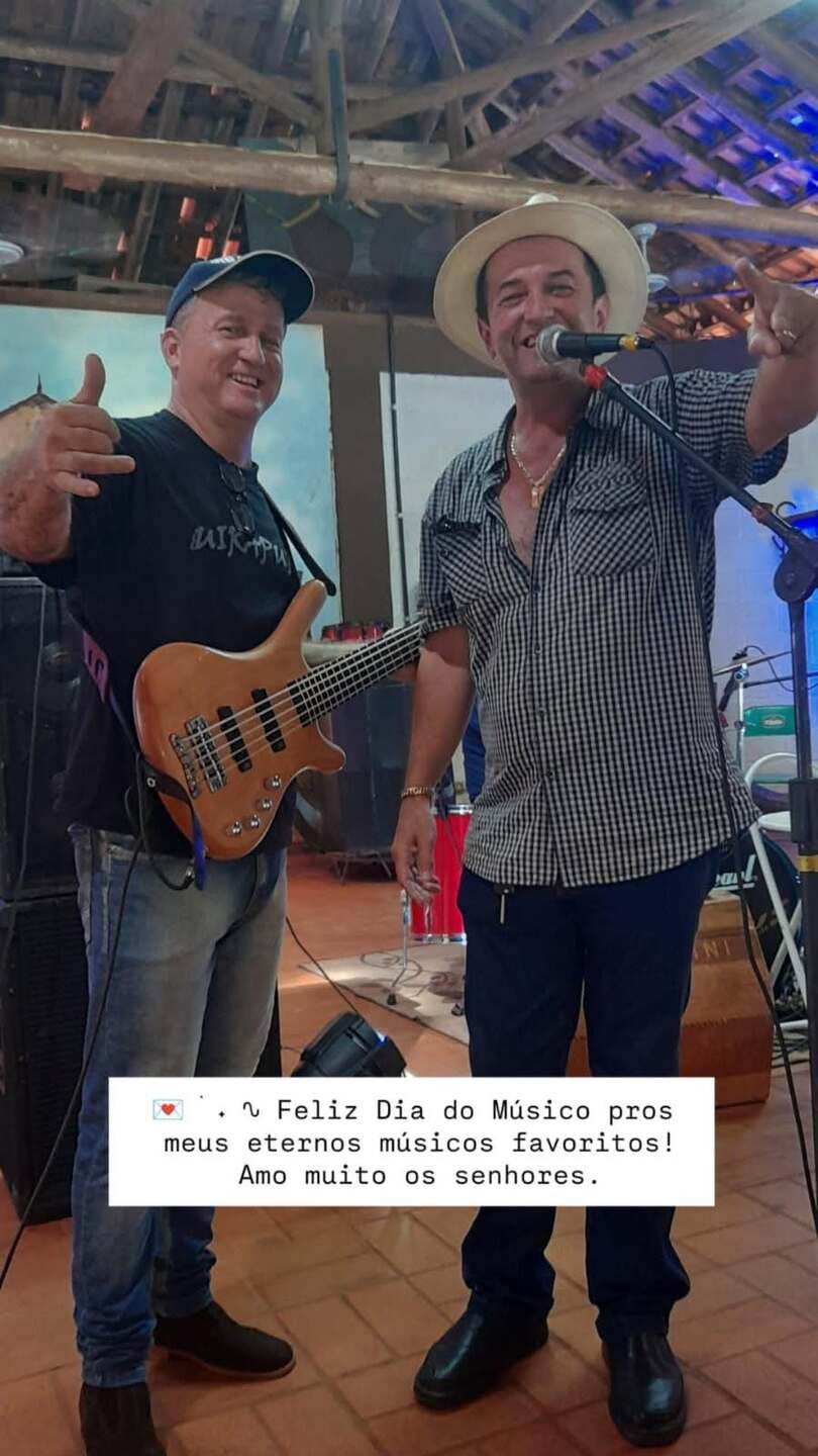 &Agrave; esquerda, Sandro est&aacute; com um Baixo posando para foto. 