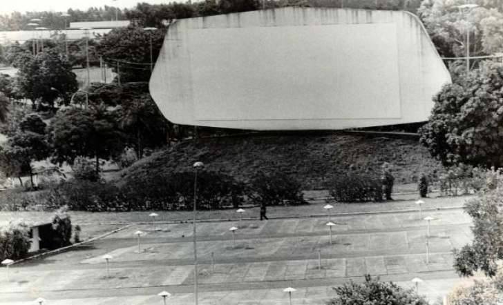 Apesar de estar no Campus da UFMS, nas d&eacute;cas de 70 e 80 o Autocine era privatizado &agrave; Rede Pedutti, que escolhia os filmes e contratava os funcion&aacute;rios. Foto: Arquivo