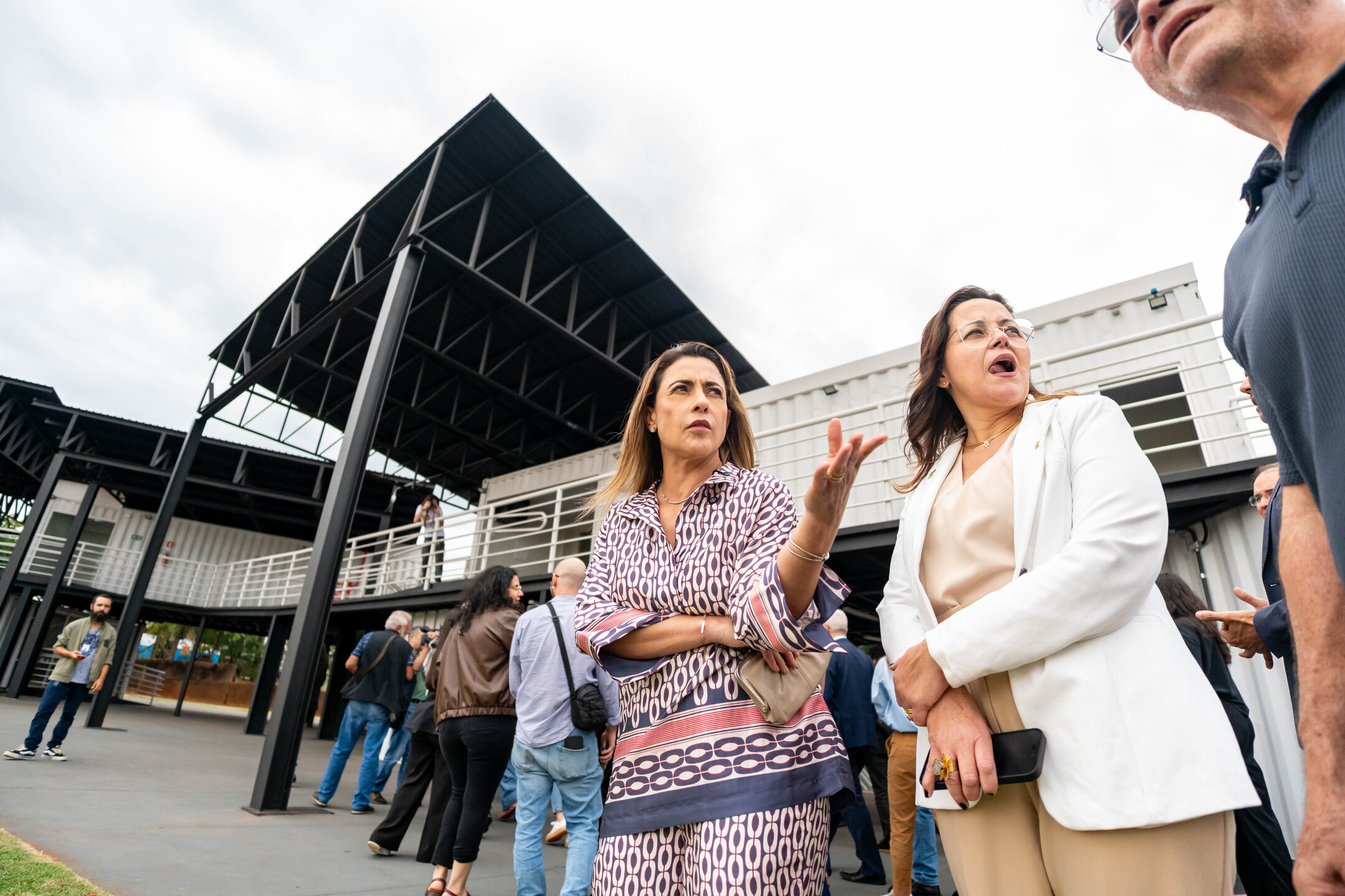 (10.jun.26) - At&eacute; mesmo a senadora Soraya Thronicke questionou a ideia de permitir apenas cadeiras no local. Ainda durante a visita, a senadora indagou um aliado de &Iacute;tavo que desconversou. Foto: Tero Queiroz