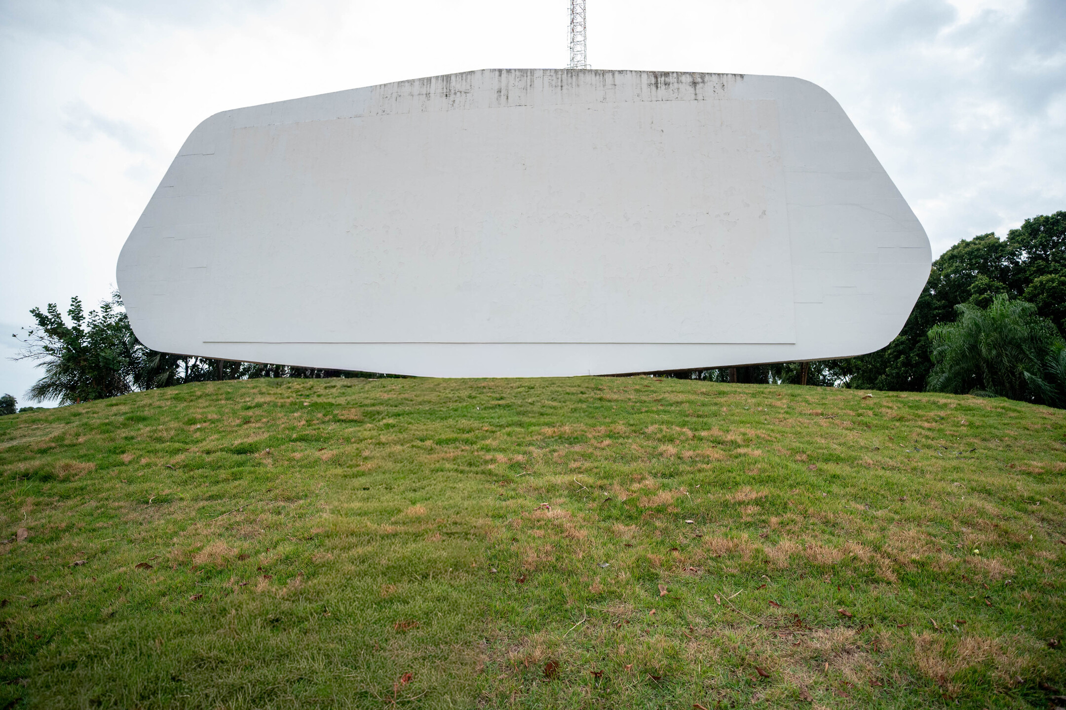 (10.jun.26)  O tel&atilde;o do Autocine de Campo Grande. Reitora n&atilde;o mencionou campo de projetor de cinema. Foto: Tero Queiroz