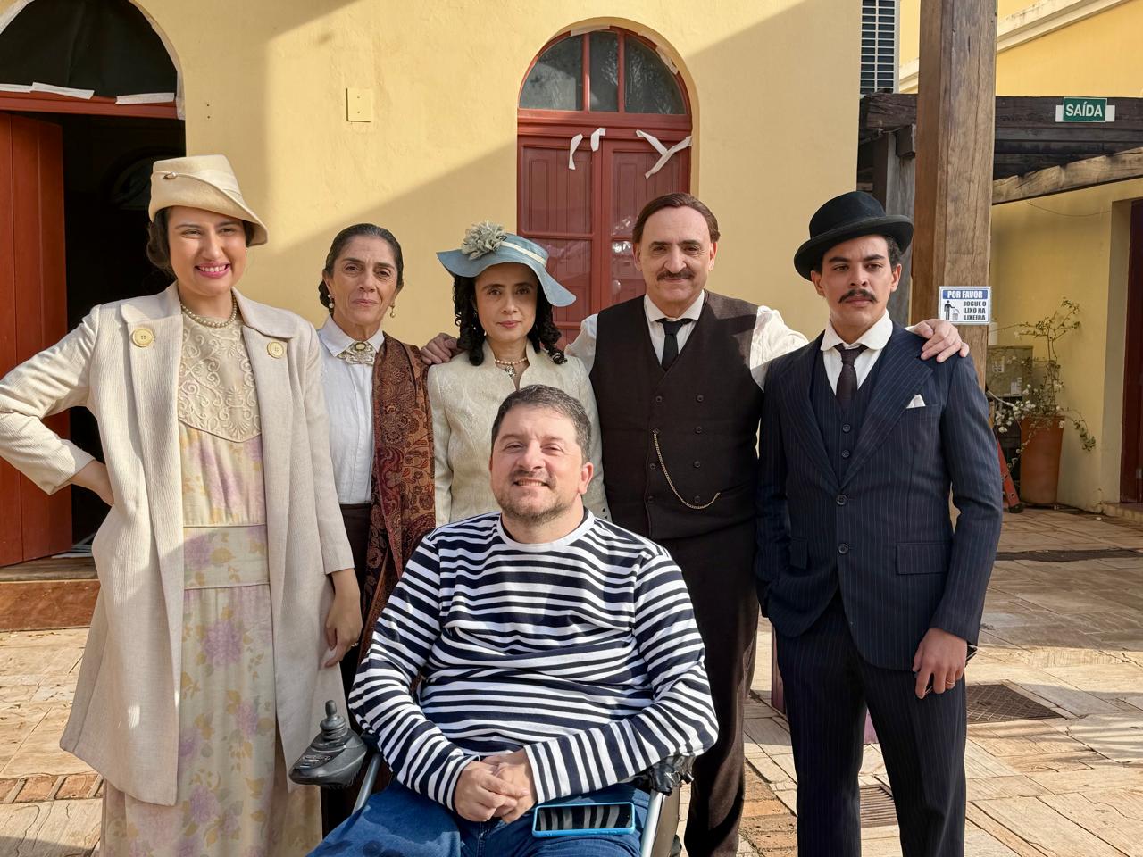 A fam&iacute;lia ficcional de L&iacute;dia Ba&iacute;s com o doretor Ricardo Camara. Foto: Elis Regina Nogueira